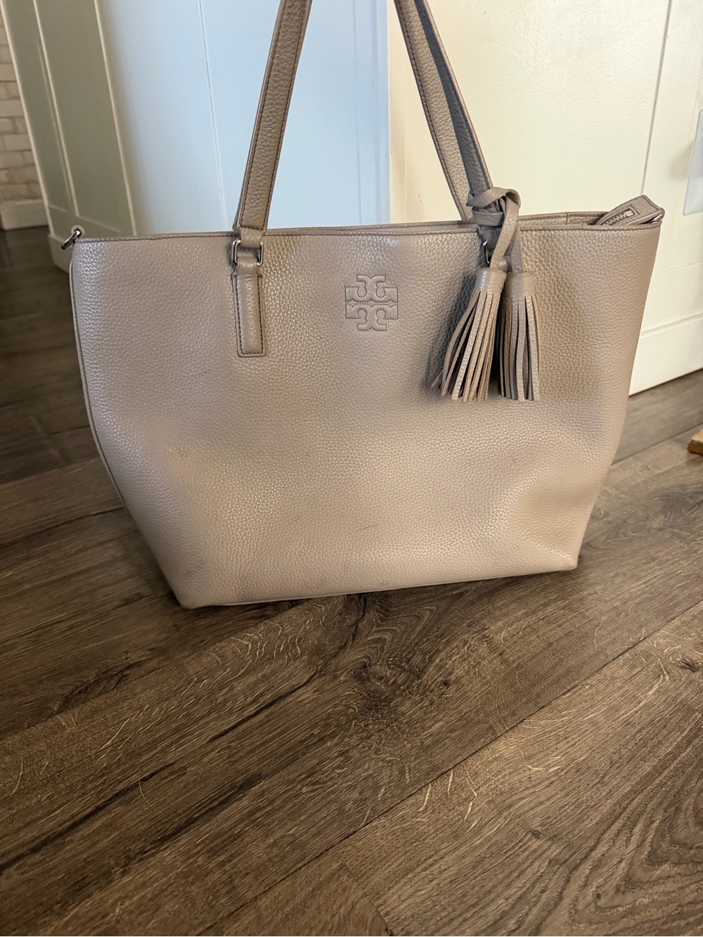 Tory Burch Thea Taupe Pebbled Leather Tote Bag Large Tassel Logo Shopper Used - Picture 1 of 16